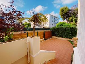 Vonkajšia záhrada v ubytovaní Sunset Bay Vilanova