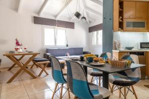 uma cozinha e sala de jantar com mesa e cadeiras em Tsitsanis Home em Tympáki