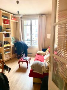 パリにあるAppartement Paris 11eのベッドと窓が備わる小さな客室です。