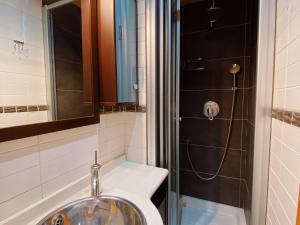 a bathroom with a sink and a shower at Villa Gold Vilanova i la Geltrú in Vilanova i la Geltrú