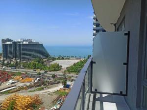 uma varanda de um edifício com vista para uma rua em Cozy Studio Swimming Pool And Jacuzzi em Batumi