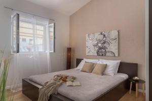 een slaapkamer met een bed met een boek en een knuffeldier erop bij Cozy Apartment - 100m from the beach Punta in Pakoštane