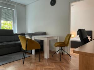 sala de estar con sofá, mesa y sillas en Jura en Zagreb