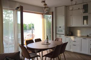 Kuchyňa alebo kuchynka v ubytovaní Gdańsk Porto Apartments + 9 fotografií