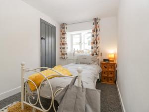 um quarto com uma cama com almofadas amarelas em 4 Wallflower Row em Hereford