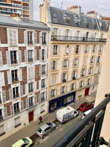 パリにあるAppartement Paris 11eの車や建物のある街並みを望む
