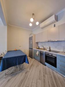 una cocina con mesa y mantel azul. en Luxury & Modern Apartment, en Paralia Katerinis