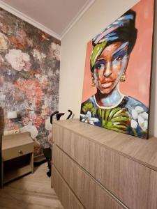 una pintura de una mujer en una pared en una habitación en Luxury & Modern Apartment, en Paralia Katerinis