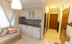 Kuchyň nebo kuchyňský kout v ubytování LEVANT HOTEL&APARTS