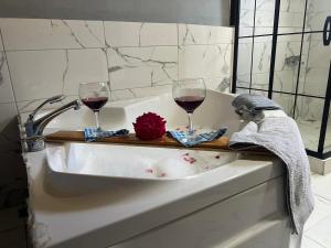 Arnavutköy的住宿－Villa Blacksea，浴室水槽内的托盘上放有两杯葡萄酒