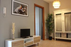 Телевизор и/или развлекательный центр в Appartamento 11 - Complesso Residenziale Terme di Casteldoria