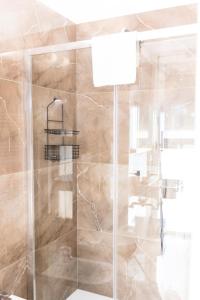 una doccia con porta in vetro in bagno di suebi rooms a Termoli