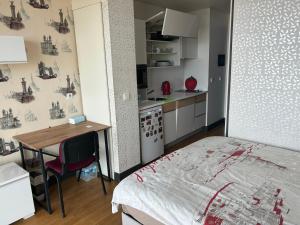a room with a bed and a table and a kitchen at Platform merter apartment in Istanbul