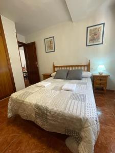- une chambre avec un grand lit et 2 oreillers dans l'établissement Apartamento Rivas, à Calp