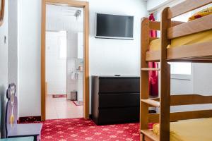 Ένα ή περισσότερα κρεβάτια σε δωμάτιο στο Family Hotel Desirée