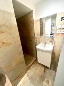 a bathroom with a sink and a mirror at Útulný byt v historickom centre Bratislavy in Bratislava
