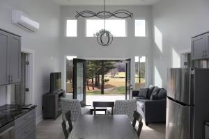 cocina y sala de estar con mesa y sillas en Golf Views Mount Airy, en Mount Airy