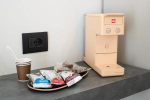 uma máquina de café sentada ao lado de um prato de comida em Hispirya Rooms em Terracina