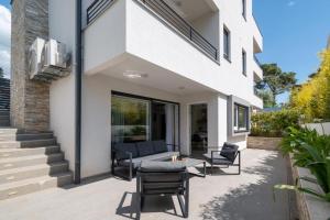 patio domu z krzesłami i stołem w obiekcie Villa Bellavista w mieście Zadar