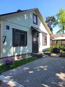 een huis met een stenen oprit ervoor bij Guest house Sunny in Jūrmala
