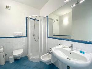 een badkamer met wastafel, douche en toilet bij Grand Bleu Magarà in Cefalù