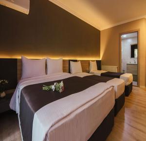 Grand Faik Hotel客房内的一张或多张床位