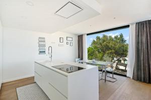 eine Küche mit einem Waschbecken und einem großen Fenster in der Unterkunft Villa de Lujo Welcs PDA 073 con Piscina y Vistas al Mar in Platja  d'Aro