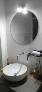 y baño con lavabo blanco y espejo. en CHIARANTO, en Menfi
