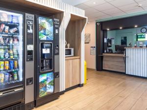 uma loja de conveniência com uma máquina de venda automática com bebidas em B&B HOTEL Rennes Parc Expo Aéroport em Bruz