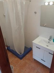 アルジェズールにあるCasa do Rioのバスルーム(シャワーカーテン、シンク付)