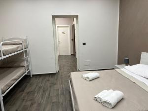 ein Zimmer mit zwei Etagenbetten, auf denen Handtücher lagen in der Unterkunft FUDDIA Room & Suite in Palermo + 6 Fotos