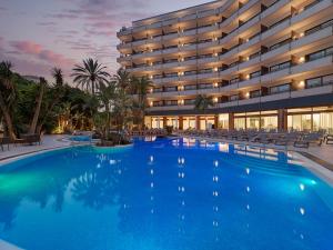una gran piscina frente a un hotel en FERGUS Puerto de la Cruz, en Puerto de la Cruz
