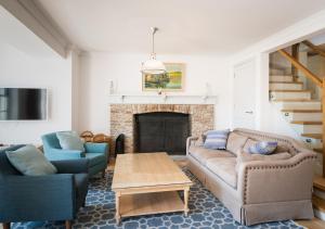 uma sala de estar com dois sofás e uma lareira em Ravenswell em Dartmouth