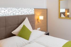 A bed or beds in a room at Hotel-Café-Restaurant Matzelsdorfer Hof