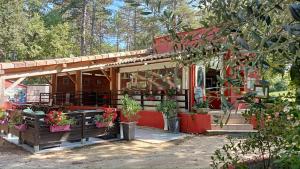 uma floricultura com vasos de plantas em frente em Camping Parc Saint Sauvayre em Vagnas