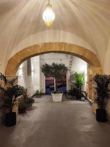 un pasillo con macetas en un edificio en Residenza San Giovannello, en Marsala