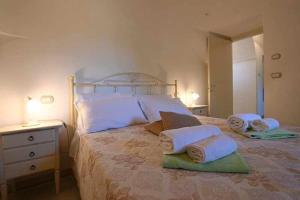 A bed or beds in a room at Trullo Antico with exclusive swimming pool Még 35 kép