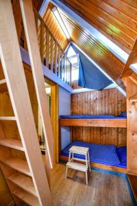 a room with stairs and a bench in a cabin at Nordic Ferienpark Sorpesee in Sundern