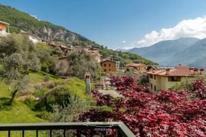 une ville sur une colline avec des montagnes en arrière-plan dans l'établissement Casa Aria, à Riva di Solto