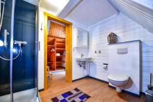 uma casa de banho com um WC e um lavatório em Nordic Ferienpark Sorpesee em Sundern