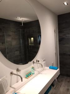 een badkamer met een wastafel en een spiegel bij Collina d’Oro in Belforte del Chienti