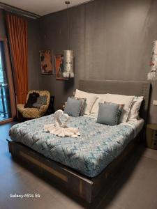 ein Schlafzimmer mit einem Bett mit einer Schleife darauf in der Unterkunft Boutique suite Rome in Rom