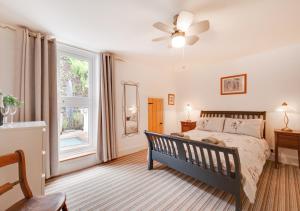 sypialnia z łóżkiem i oknem w obiekcie Oystershell Cottage w mieście Kingswear