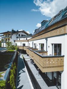 rząd drewnianych balkonów po stronie budynku w obiekcie The Gast House Zell am See w mieście Zell am See