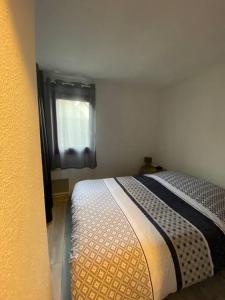 een slaapkamer met een bed en een raam bij Cabourg - Appartement - 4 pers - 1 ch - Piscine in Cabourg
