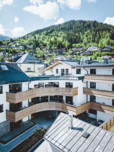 eine Luftansicht eines Gebäudes mit einer Brücke in der Unterkunft The Gast House Zell am See in Zell am See