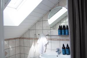 Hotel Aahøj في سيبي: حمام مع حوض ومرآة