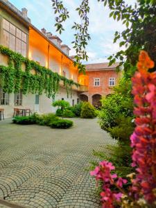 einen Innenhof eines Gebäudes mit Blumen und Pflanzen in der Unterkunft Jules Home in Sibiu