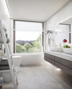 La salle de bains est pourvue de 2 lavabos et d'une grande fenêtre. dans l'établissement Luxury Villa in perfect location with sea views, à Castillo de Sabinillas