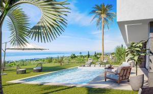 une villa avec une piscine et un palmier dans l'établissement Luxury Villa in perfect location with sea views, à Castillo de Sabinillas